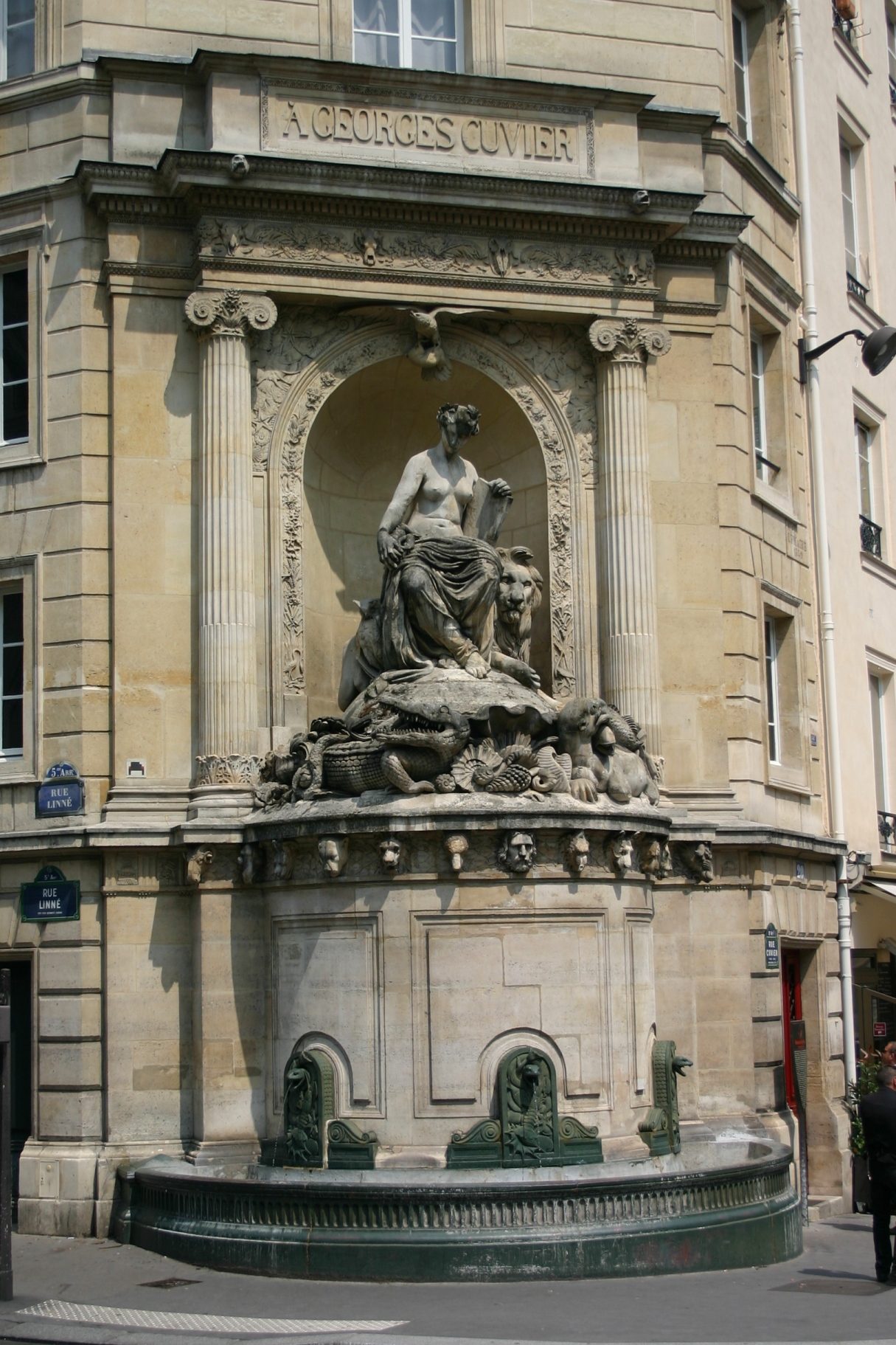 Georges Cuvier's fountain, Paris - 02.JPG